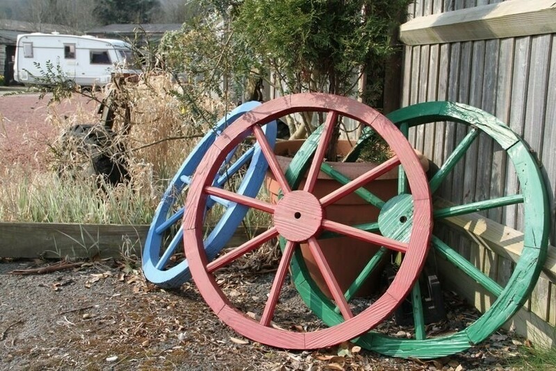 Three wagon wheels, Blue red and green to symbolise the Romani Flag