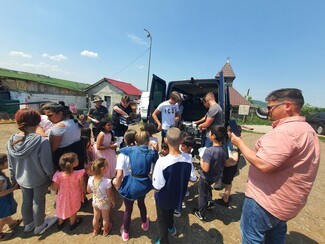 Travellers giving out food to Romanian Gypsies