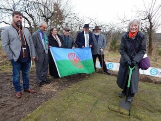 Baroness Whitaker ‘cuts the turf’ for the new Gypsy Council/Co-operative community centre ©TT