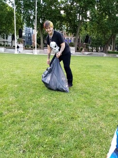 ‘Leave no trace’. New Traveller Rosie Brash helps to clear up Parliament Square after the Drive 2 Survive rally ends © LU (NFATS)
