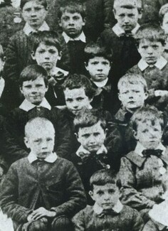 Seven-year-old Chaplin (centre, head slightly cocked) at the Central London District School for paupers, 1897. By Unknown author. Public Domain, https://commons.wikimedia.org/w/index.php?curid=37674745