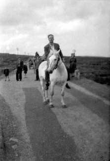 Scottish Travellers / Nawkin (probably Stewarts) on the move, Sutherland, 1958.  Photograph taken by Sandy Paton